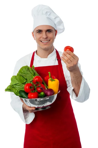 Manliga chef anläggning färska grönsaker — Stockfoto