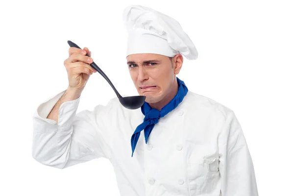 Chef goûte la nourriture horrible — Stockfoto