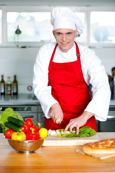 Chef masculino cortando legumes — Fotografia de Stock