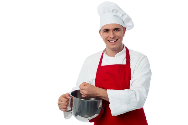 Šéfkuchař míchání přísady v misce — Stock fotografie