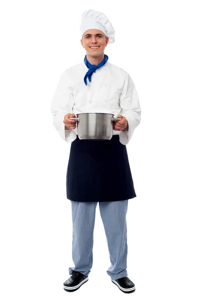 Chef masculino segurando panela de aço — Fotografia de Stock