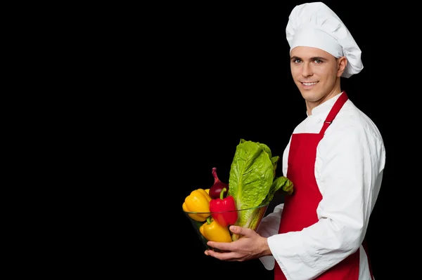 Beau chef tenant bol de légumes — Photo