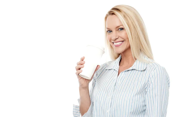 Frau mit Einwegbecher — Stockfoto