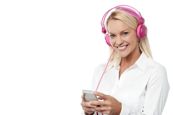 Mulher com smartphone e fones de ouvido — Fotografia de Stock
