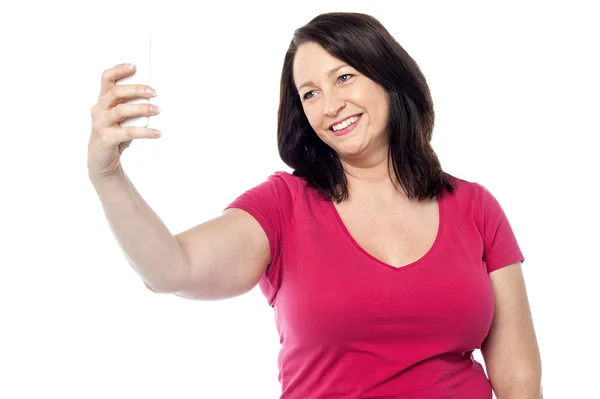 Lachende vrouw nemen een selfie — Stockfoto