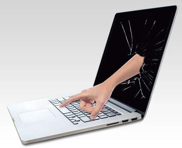 Hand från trasiga laptop trycker på knappen — Stockfoto