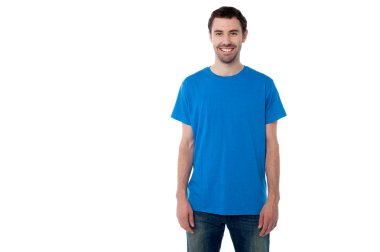 gülümseyen genç adam