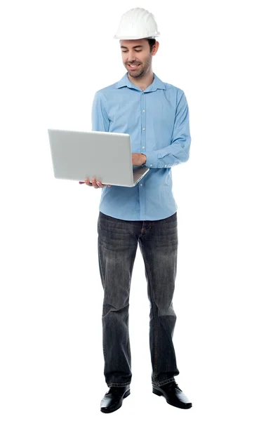 Arquiteto sorrindo navegando no laptop — Fotografia de Stock