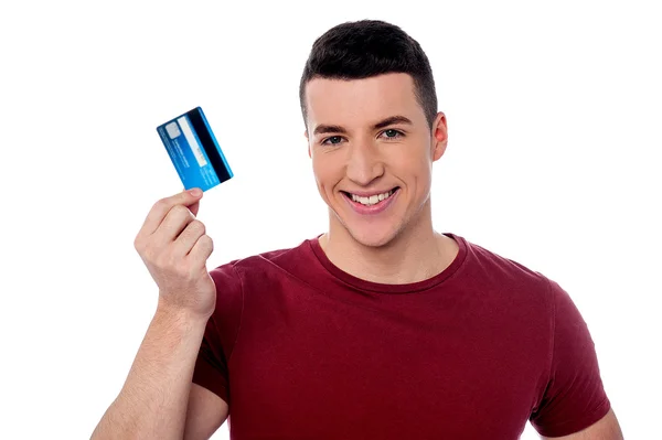 Bonito homem mostrando seu cartão de débito — Fotografia de Stock
