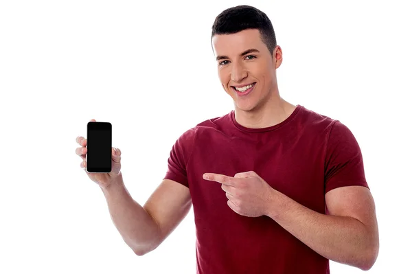 Hombre mostrando nuevo teléfono inteligente —  Fotos de Stock