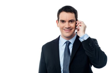 Cep telefonu ile konuşurken gülümseyen icra