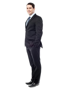 Elleri ceplerinde emin iş adamı