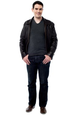 Stil içinde akıllı gülümseyen adam