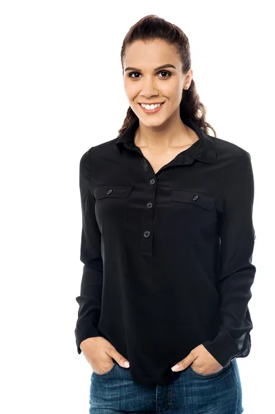 Smiling young woman with hand in pocket — Stock Photo, Image