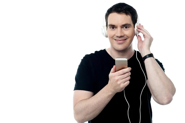 Hombre de mediana edad disfrutando de la música en su móvil — Foto de Stock