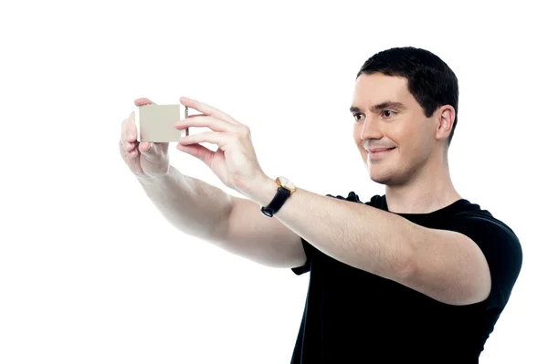 Bel homme souriant prendre un selfie — Photo