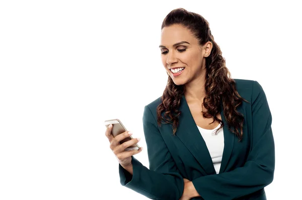 Mujer de negocios usando el teléfono inteligente en blanco — Foto de Stock