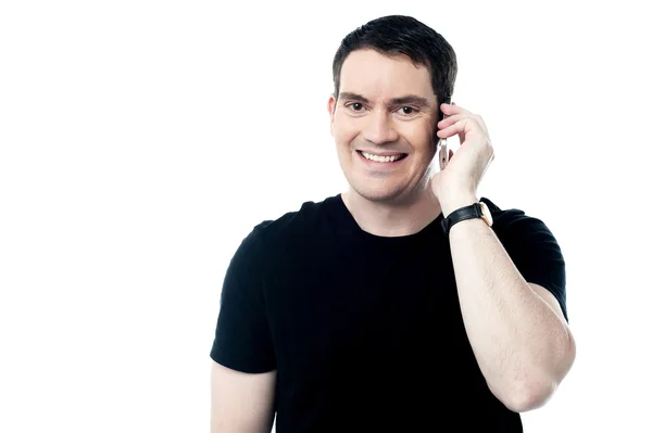 Casual uomo sorridente chiamando al telefono — Foto Stock