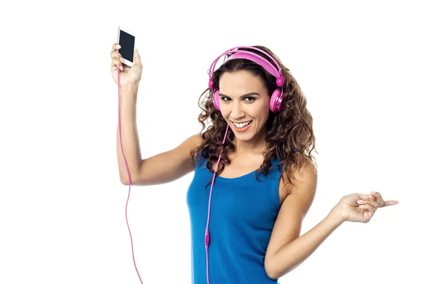 Preety vrouw luisteren naar de muziek van slimme telefoon — Stockfoto