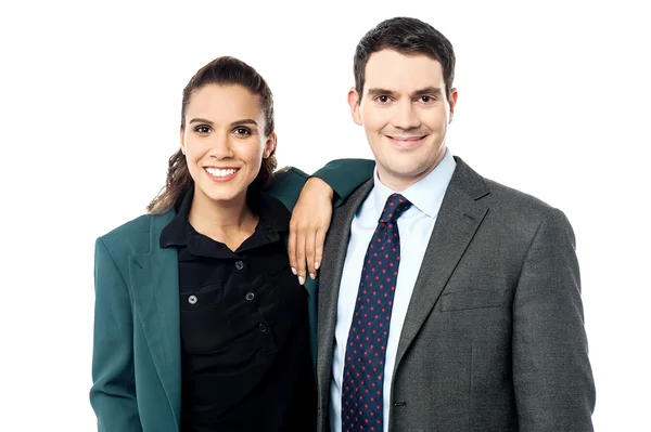 Sorrindo casal de negócios posando juntos — Fotografia de Stock