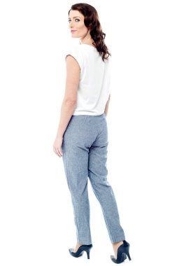 geriye bakınca güzel bir kadın