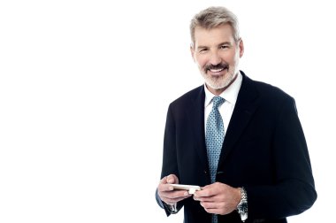 Cep telefonu kullaranarak yakışıklı işadamı