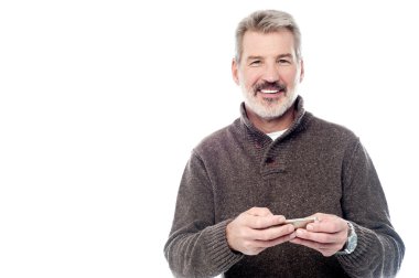 cep telefonu tutan olgun adam