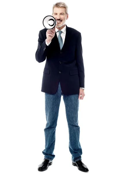 Uomo d'affari sorridente che tiene il megafono — Foto Stock