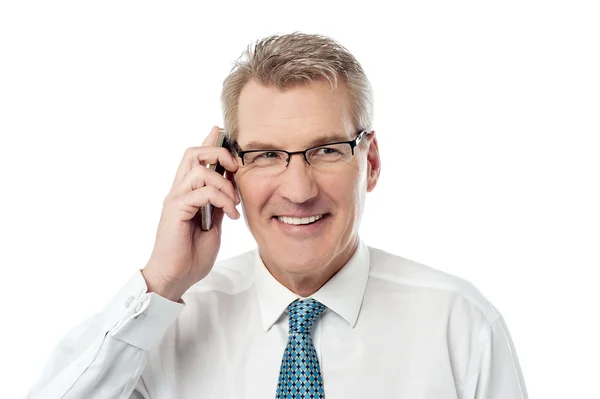 Empresario hablando por teléfono móvil — Foto de Stock