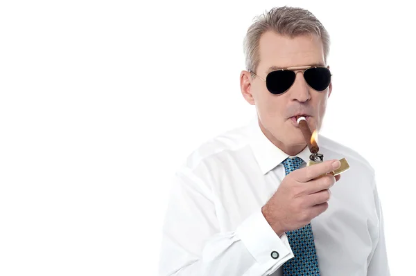 Uomo d'affari accendendo sigaro — Foto Stock
