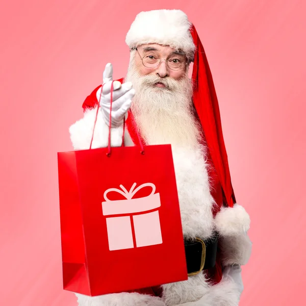 Weihnachtsmann verteilt Geschenke — Stockfoto
