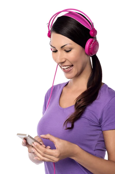 Woman listening to music — Stock Photo, Image