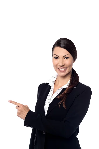 Бізнес-леді, вказуючи на копізойс, ізольовані на білому — стокове фото