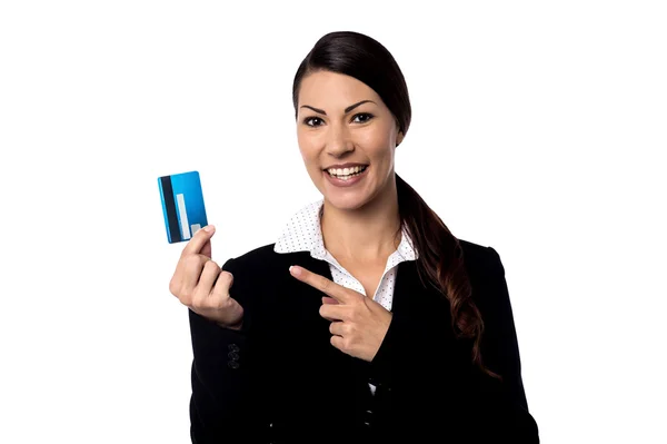 Empresária apontando em seu cartão de crédito — Fotografia de Stock