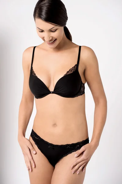 Mulher posando em lingerie preta — Fotografia de Stock