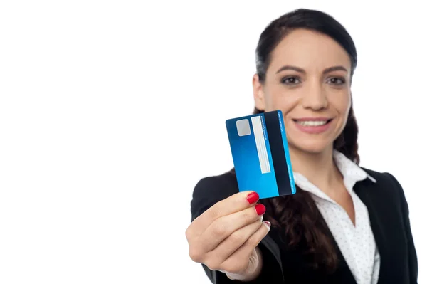 Kadın yönetici gösteren banka kartı — Stok fotoğraf
