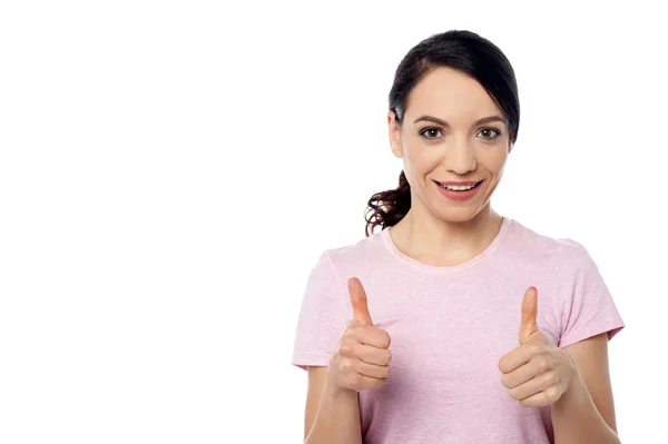 Mujer mostrando pulgares hacia arriba — Foto de Stock