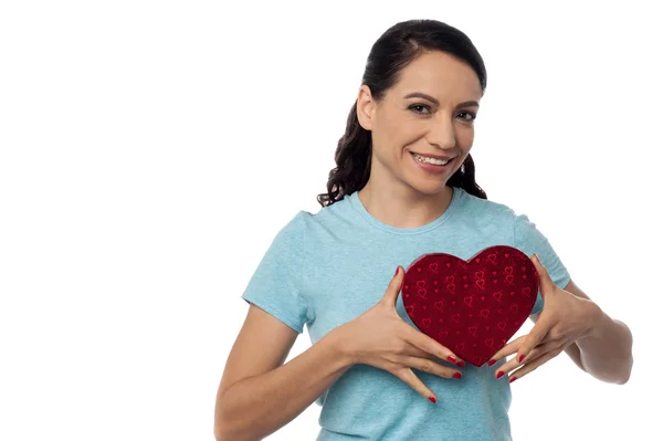 Vrouw houdt de doos van de gift van hart vorm — Stockfoto