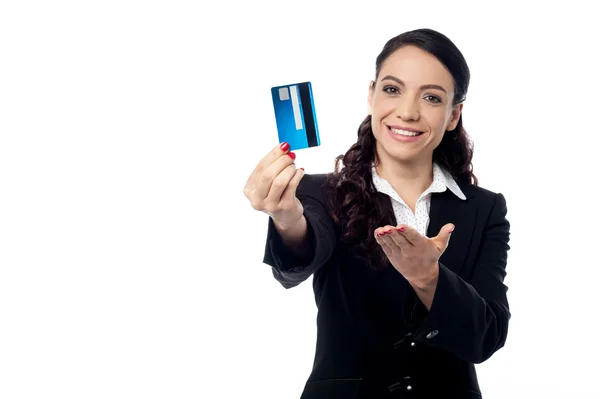 Podnikatelka, ukazující kreditní karty — Stock fotografie