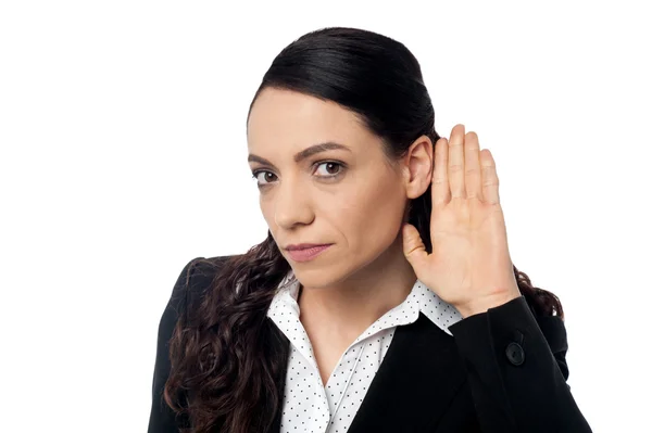 La mujer de negocios escucha a escondidas — Foto de Stock