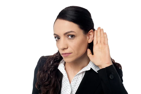 La mujer de negocios escucha a escondidas —  Fotos de Stock