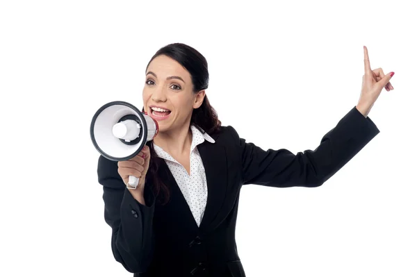 Mujer con altoparlante apuntando — Foto de Stock