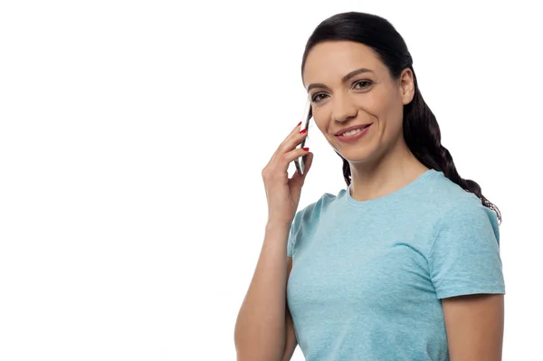 Woman talking on cell phone — Stock Photo, Image
