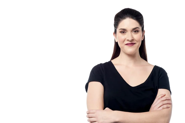 Mulher posando com os braços cruzados — Fotografia de Stock