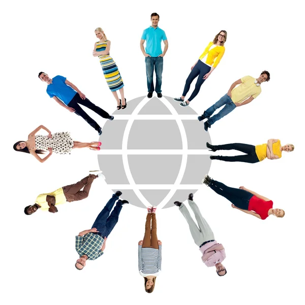 Grupo de personas de pie en un círculo — Foto de Stock