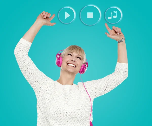 Woman enjoying music — Stock Photo, Image