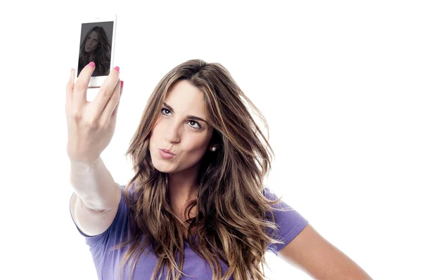 少女は、彼女の電話で selfie を楽しむ — ストック写真