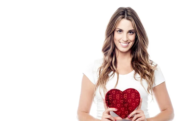 Donna con scatola regalo in forma di cuore — Foto Stock