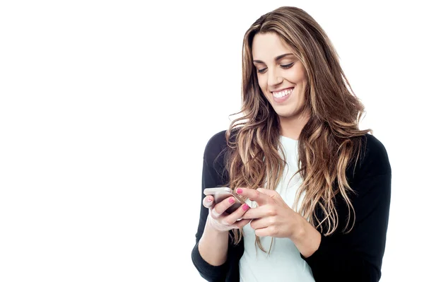 Mädchen schreibt SMS von ihrem Handy — Stockfoto