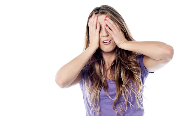 Meisje haar gezicht met hand bedekken — Stockfoto